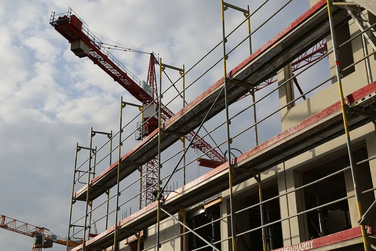 Alquiler de andamios multidireccionales certificados en Cusco - estructura modular montada en obra