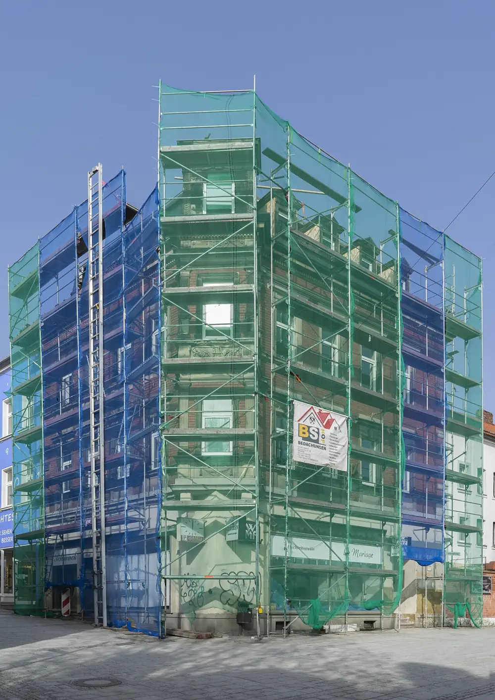 Montaje de andamio multidireccional en fachada de edificio en Cusco