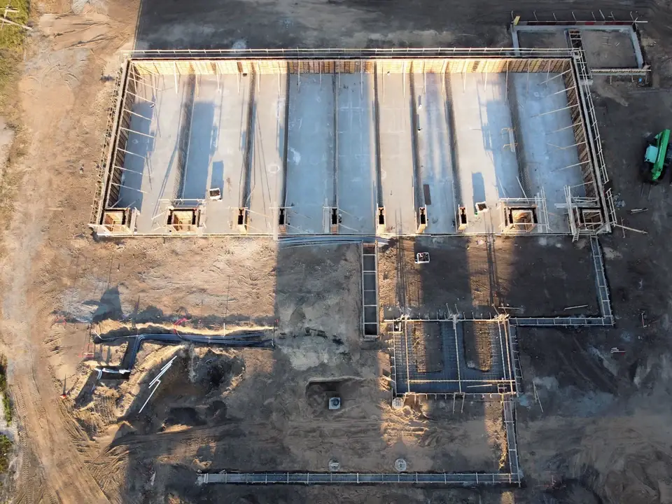 Alquiler de encofrados modulares para muros y columnas en construcción